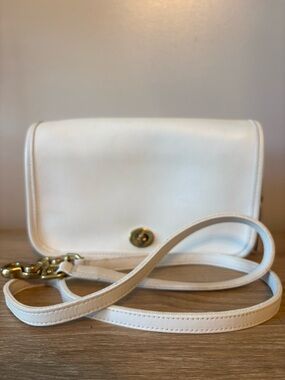 Coach Vinatge White Pocket Purse EUC